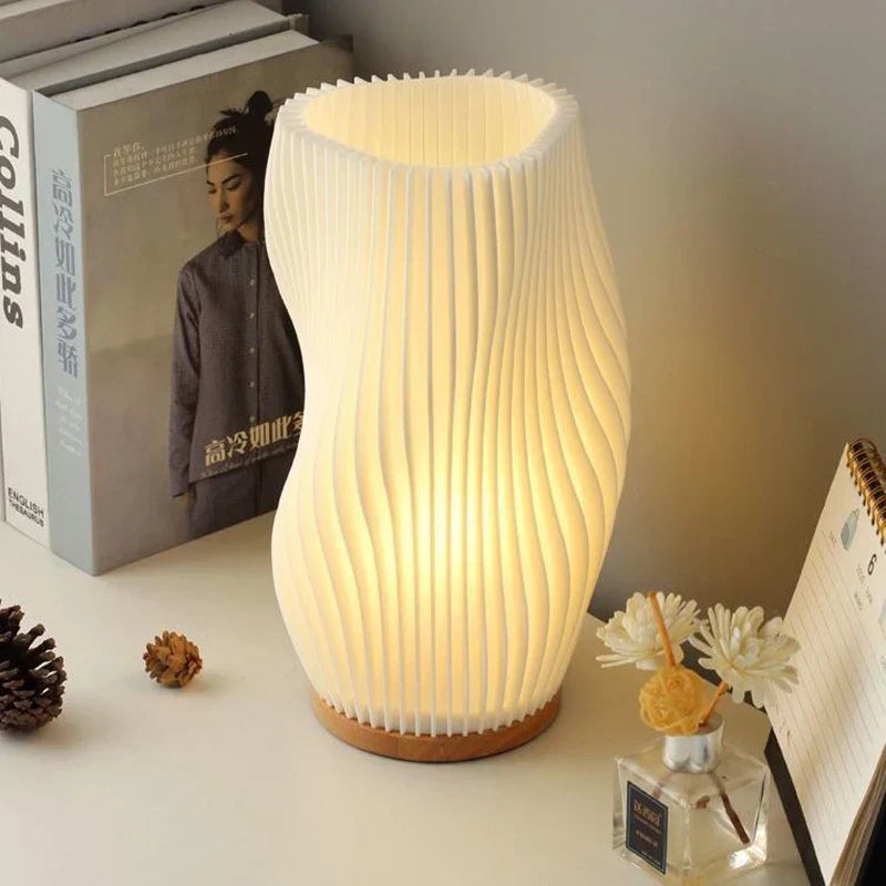 WaveGlow – Moderne bordlampe med bølgemønster for koselig stemningsbelysning