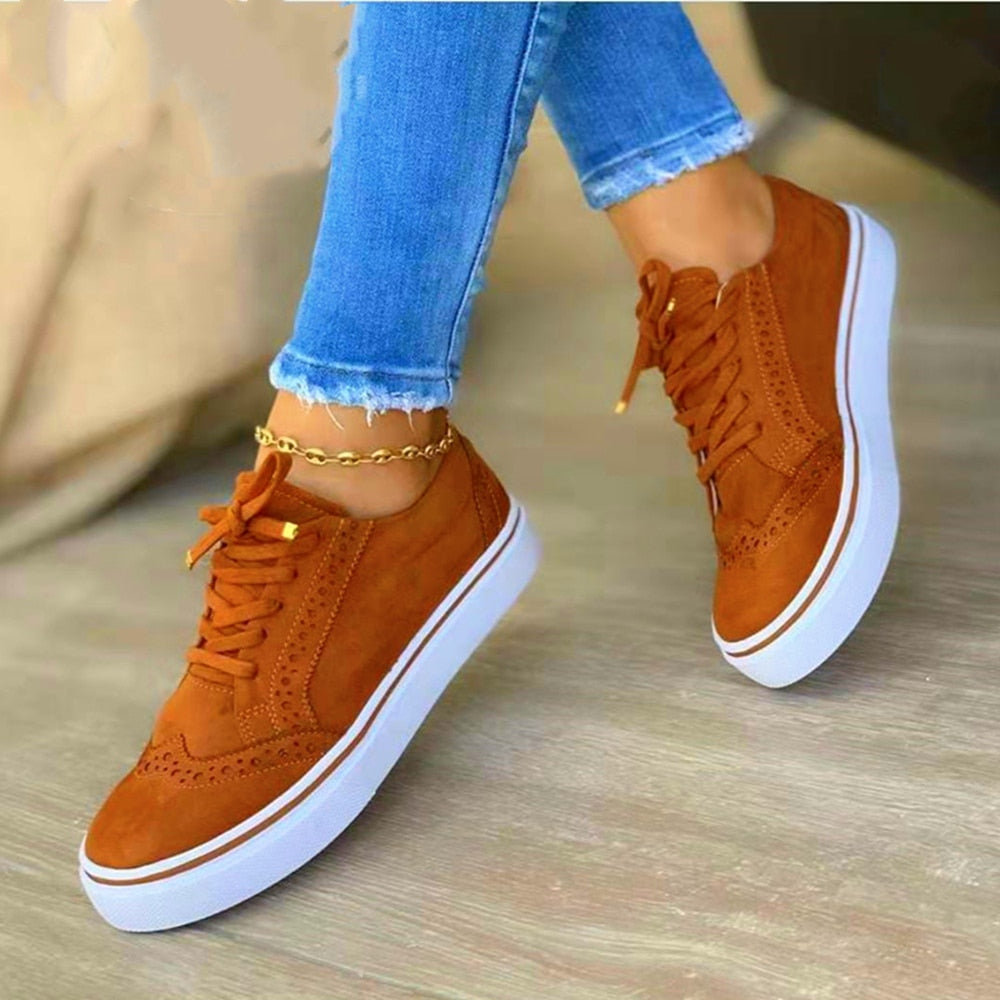 Lily - Klassiske joggesko i semsket skinn med trendy brogue-detaljer