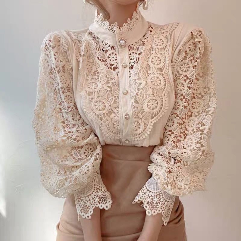 Lillith - Blondebluse med puffermer