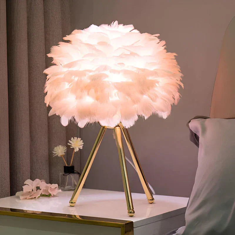 FeatherLuxe - Myk glødende fjærlampe for elegant belysning