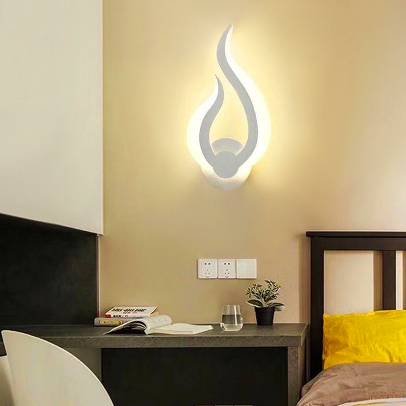 AuraGlow - LED-vegglampe med flammeinspirert design