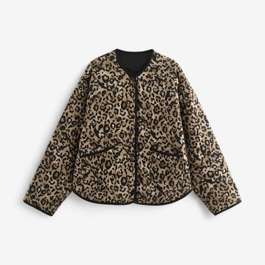 Elara – Langermet Kåpe med Framlommer og Knappedetaljer