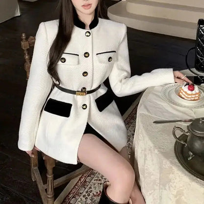 Clara - Blazer med belte med gyldne knappdetaljer og slitesterk finish