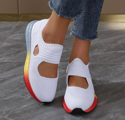 Lauren - Slip on joggesko med utskårne detaljer og fargerik såle