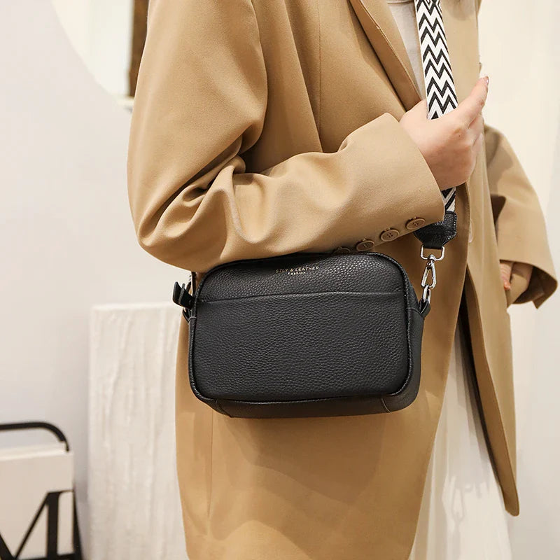 Maya - Kompakt crossbody-veske med justerbar stripete stropp