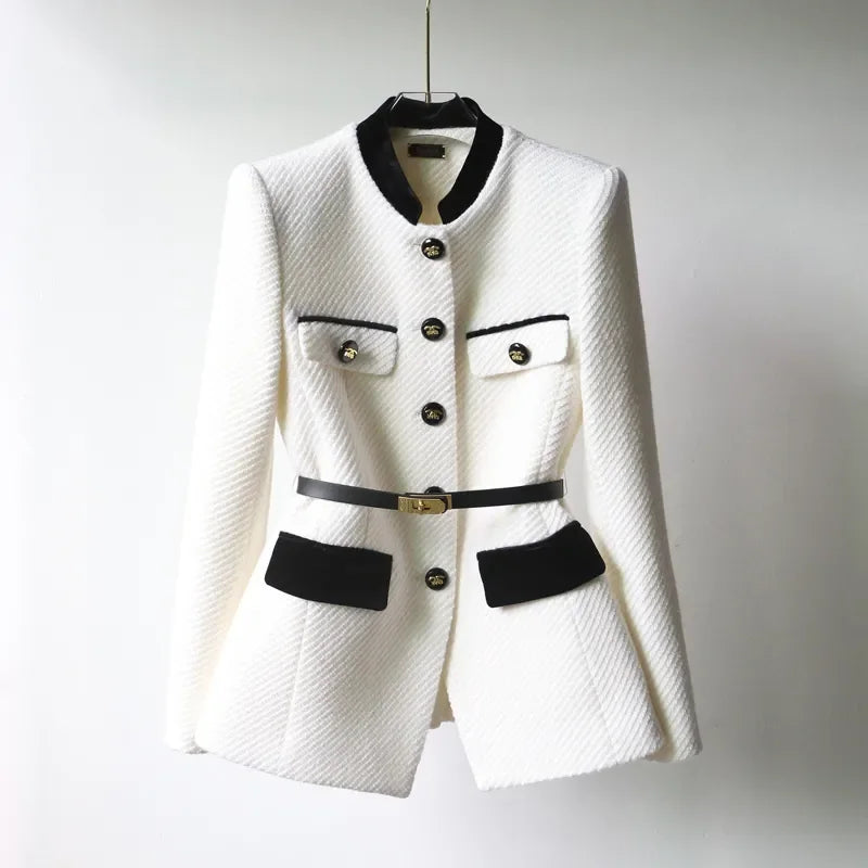 Clara - Blazer med belte med gyldne knappdetaljer og slitesterk finish