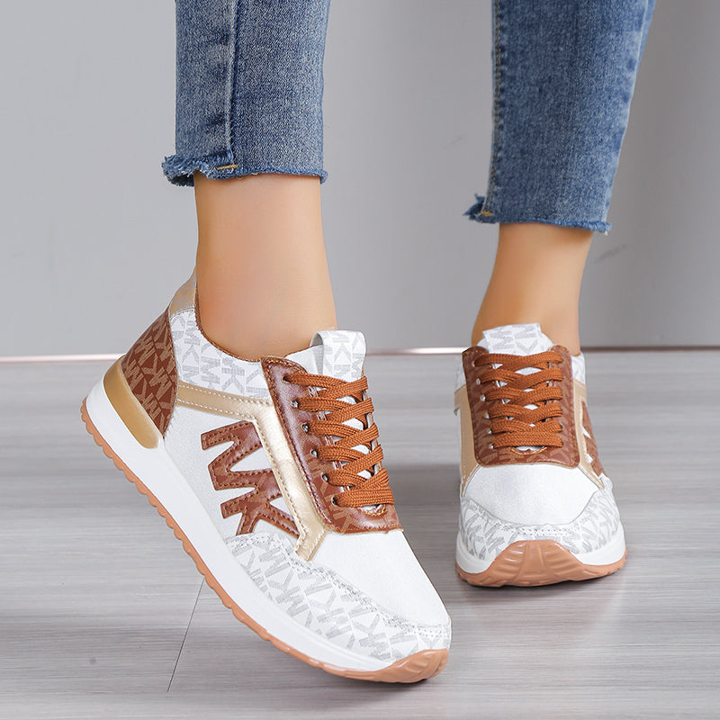 Jessica - Sporty joggesko med snøre med polstret såle og teksturerte paneler