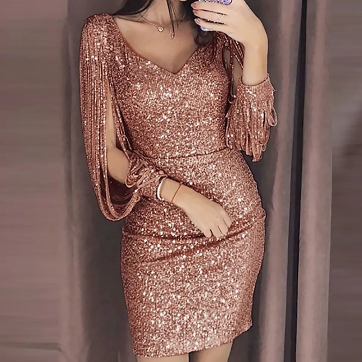 Selena - Paljett bodycon-kjole med V-hals og frynseermer