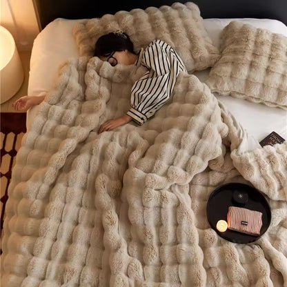 CloudNest - Plysj Pledd og Putesett med Funksjonell Aksent