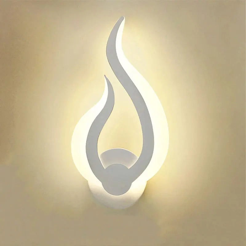 AuraGlow - LED-vegglampe med flammeinspirert design