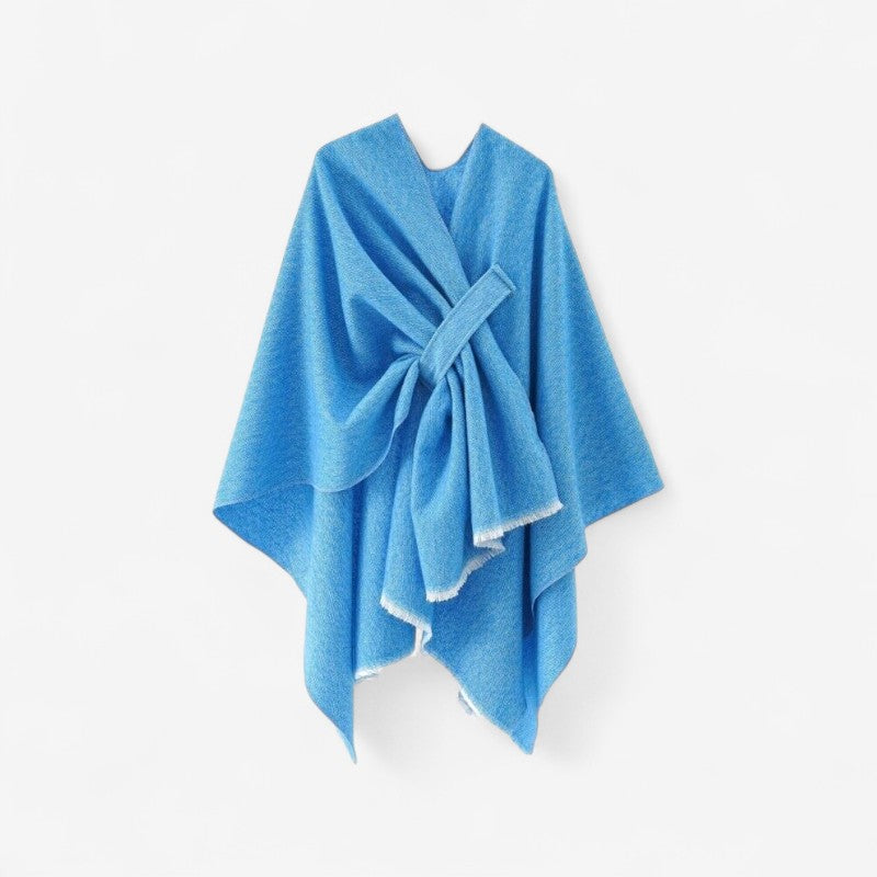 Jessica – Poncho med Skulderinnpakning og Dusker