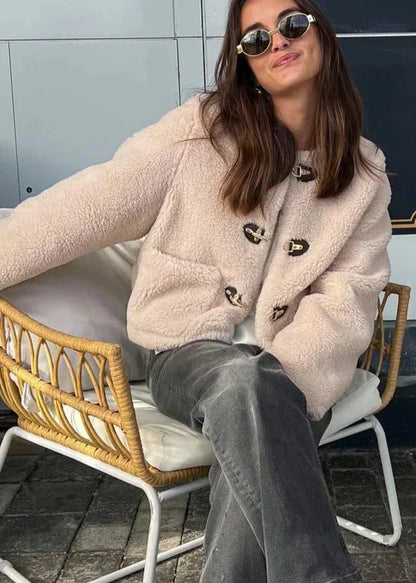 Elara - Jakke med O-hals og vippelukning