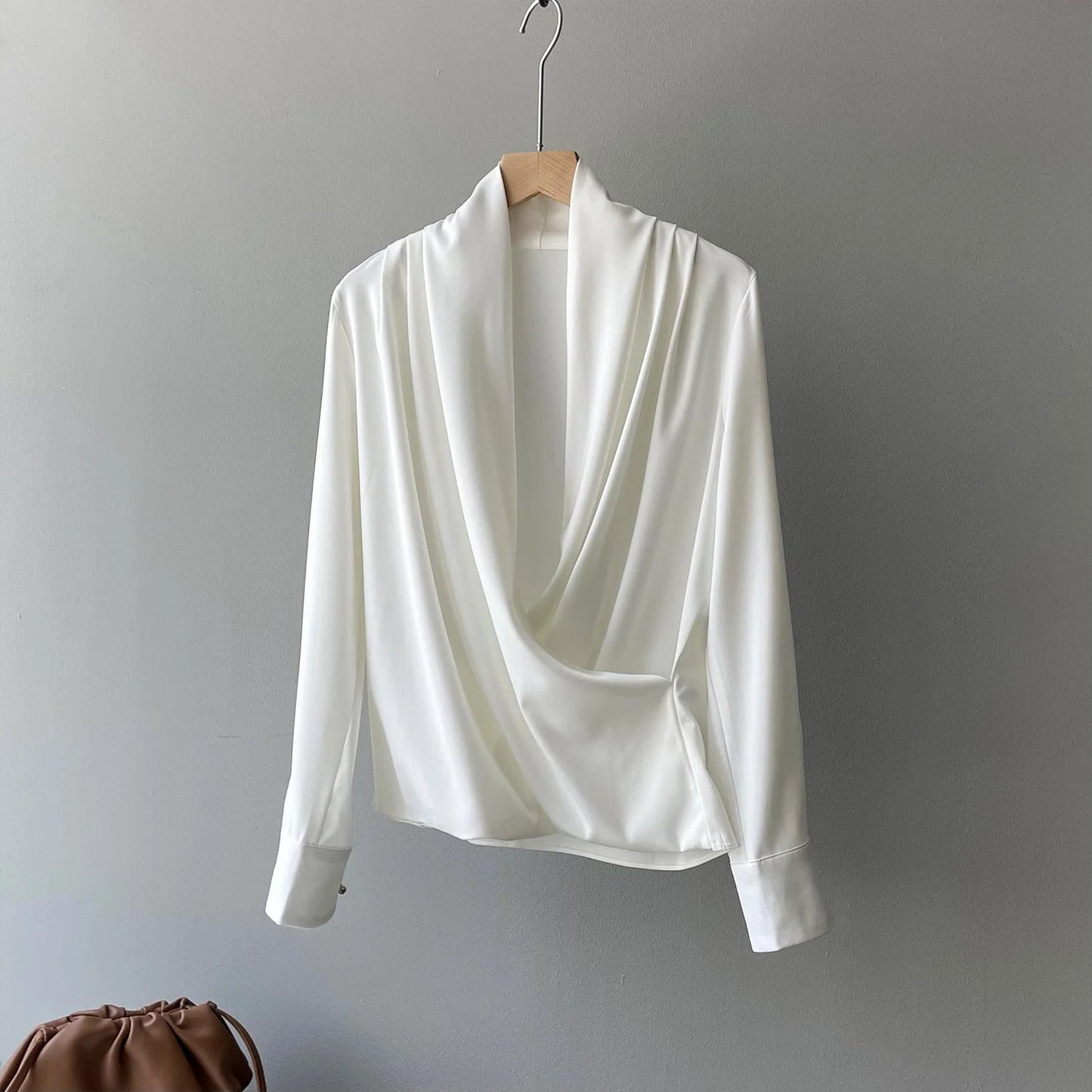 Aurelia - Bluse med drapert utringning for en sofistikert look
