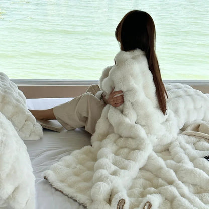 CloudNest - Plysj Pledd og Putesett med Funksjonell Aksent