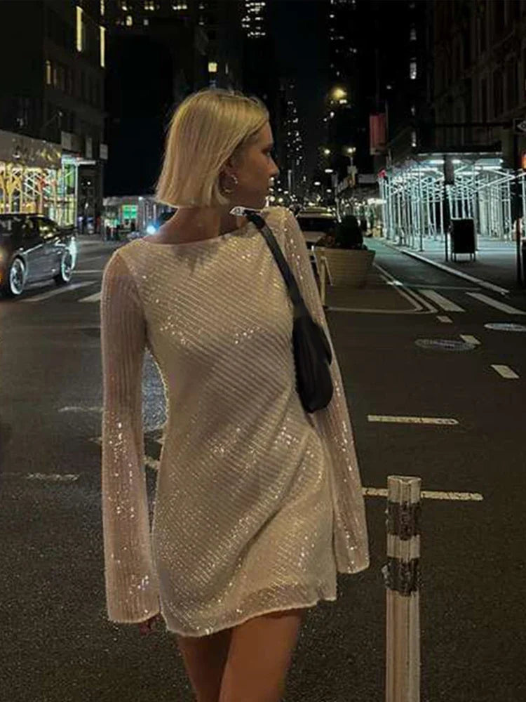 Olivia - Ryggløs Paljettkjole med Lange Utsvingte Ermer