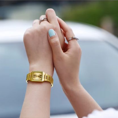 Isabella - Elegant Gullfarget Klokke med Tidløst Design-2