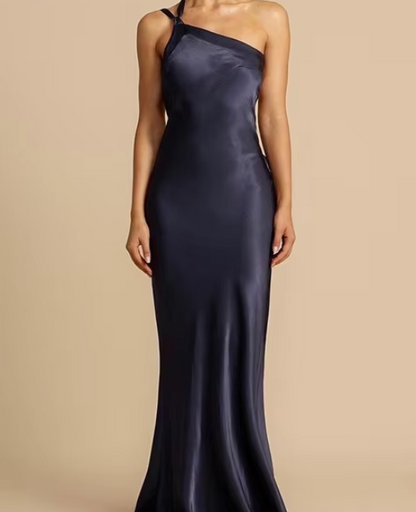 Sophie - Elegant en-skulder skråkrage slim fit kjole