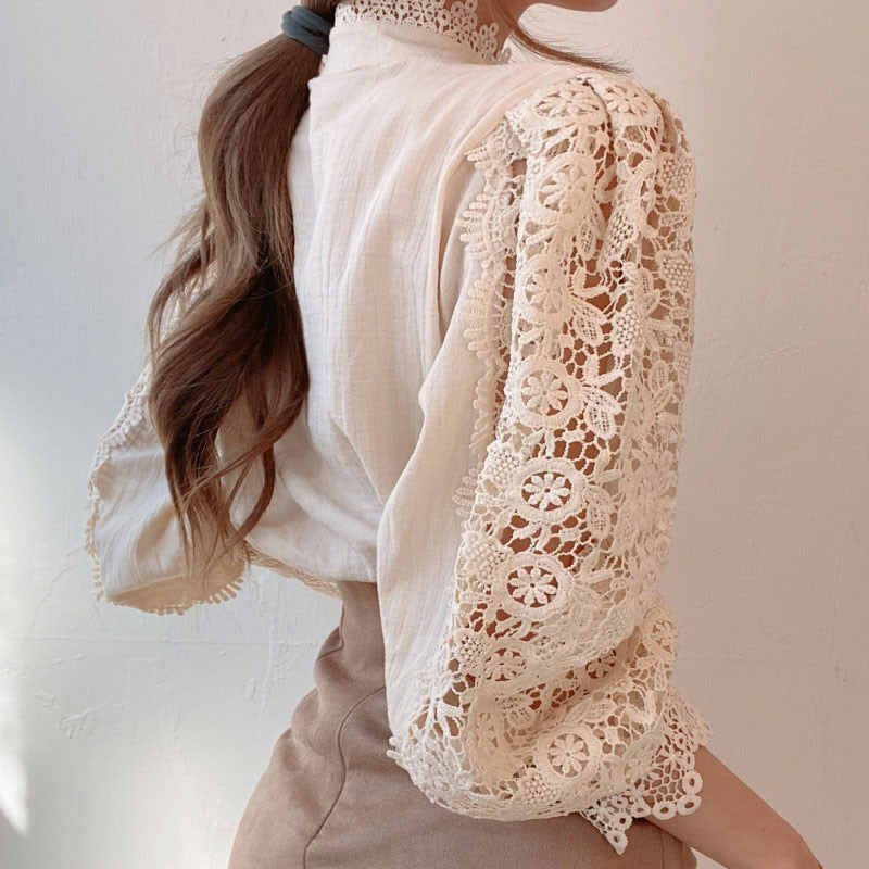 Lillith - Blondebluse med puffermer