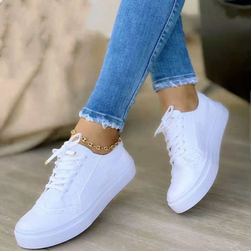 Lily - Klassiske joggesko i semsket skinn med trendy brogue-detaljer