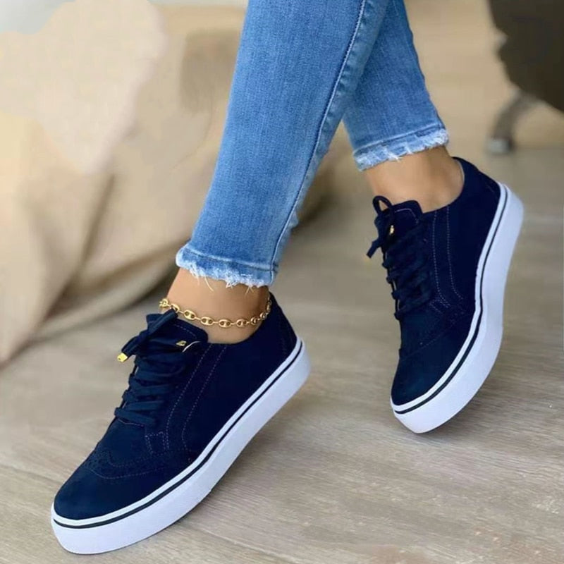 Lily - Klassiske joggesko i semsket skinn med trendy brogue-detaljer