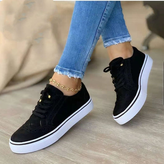 Lily - Klassiske joggesko i semsket skinn med trendy brogue-detaljer
