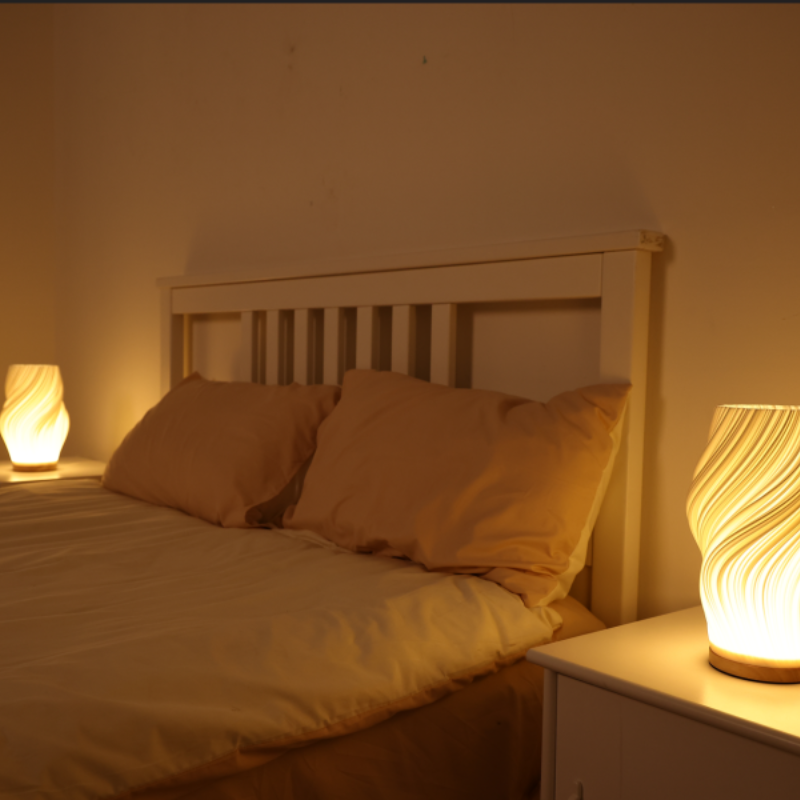 WaveGlow – Moderne bordlampe med bølgemønster for koselig stemningsbelysning