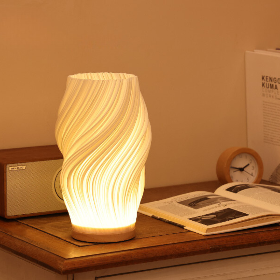 WaveGlow – Moderne bordlampe med bølgemønster for koselig stemningsbelysning