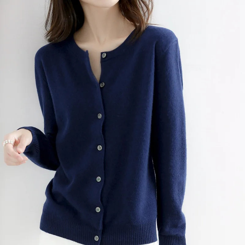 Grace - Knapper cardigan med normal passform og rund hals