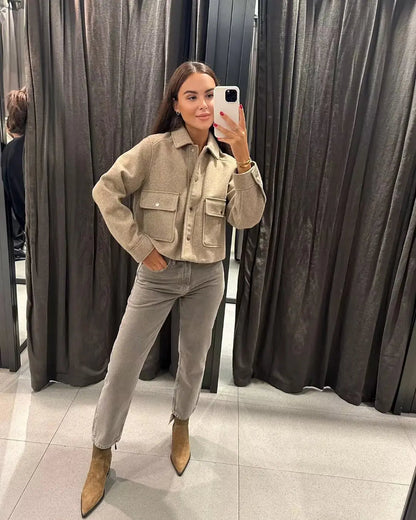 Emilia - Langermet jakke med dype lommer og knappedetaljer