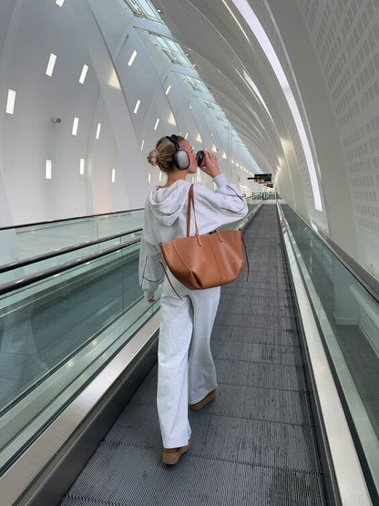 Kaia - Skulpturell tøyveske med doble håndtak og minimalistisk design