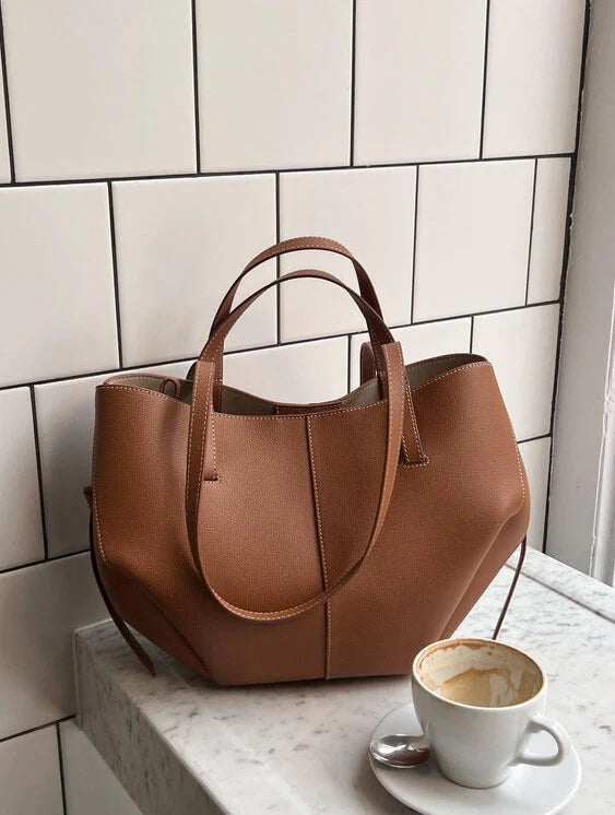 Kaia - Skulpturell tøyveske med doble håndtak og minimalistisk design