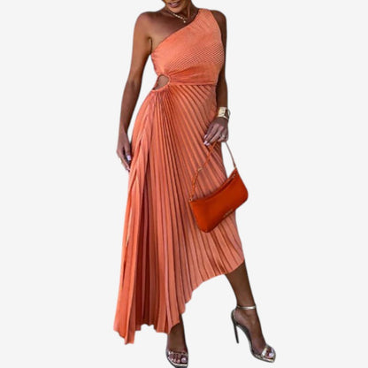 Erika – Ermeløs ettskuldret plissett kjole