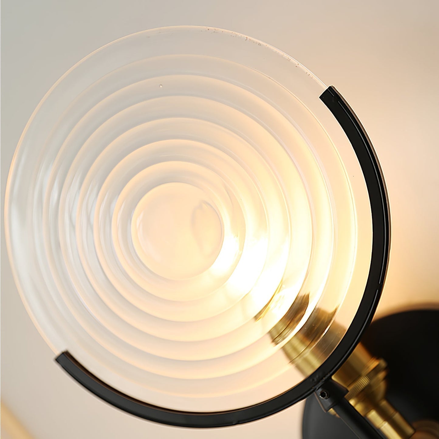 LumiForge – Metall og Glass Vegglampe med Sylindrisk Form