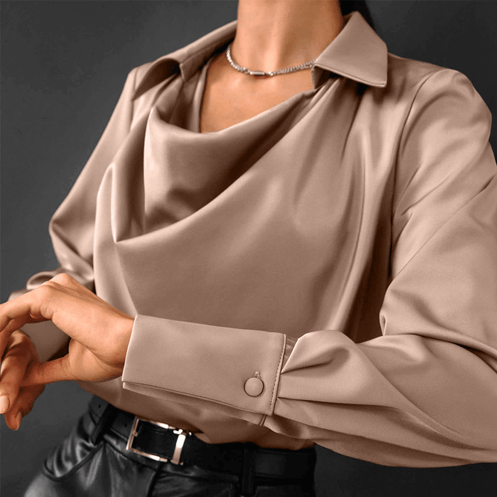 Sophia - Bluse med V-hals og satengfinish for elegante anledninger