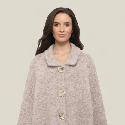 Lily - Myk strikkecardigan med feminine blomsterdetaljer for kjøligere dager