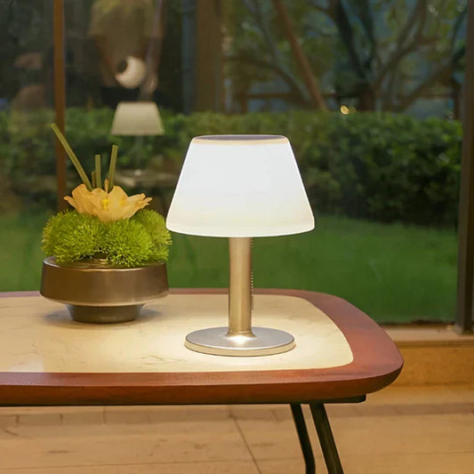 AuraLight - Elegant solcellelampe for uteplasser og hager