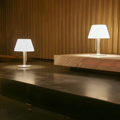 AuraLight - Elegant solcellelampe for uteplasser og hager