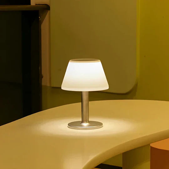 AuraLight - Elegant solcellelampe for uteplasser og hager