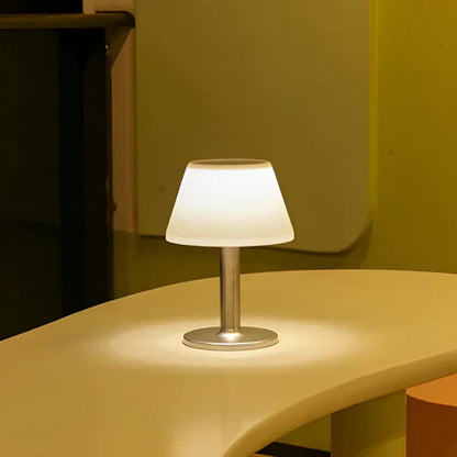 AuraLight - Elegant solcellelampe for uteplasser og hager