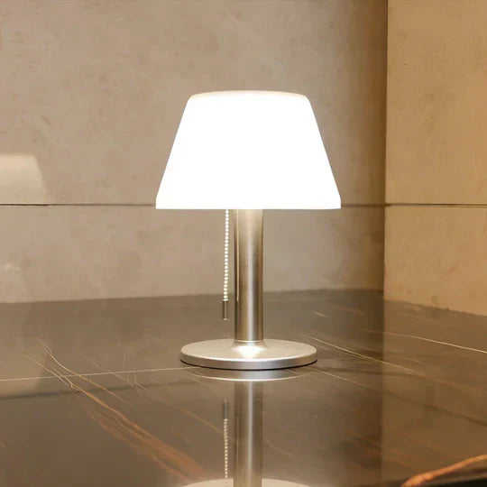 AuraLight - Elegant solcellelampe for uteplasser og hager