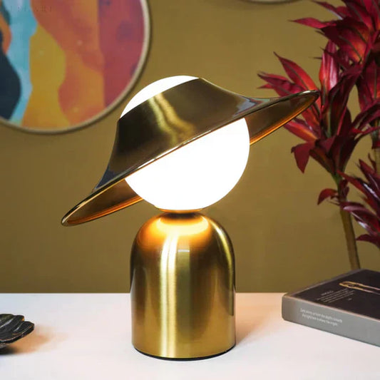 GlamourLight - Elegant bordlampe i gull med tidløs eleganse og stil