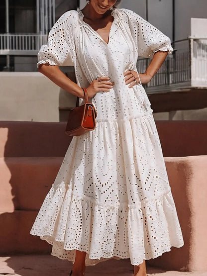 Addison - Chic hvit eyeletkjole med puffede ermer