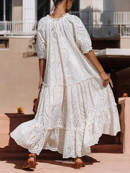 Addison - Chic hvit eyeletkjole med puffede ermer