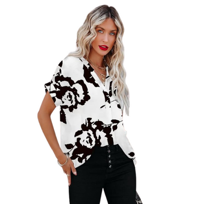 Brittany – Avslappet kortermet bluse med plissert V-hals og knappedetalj