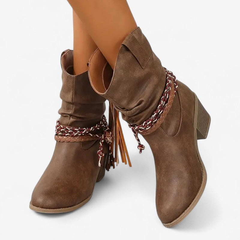 Silje – Slip on Støvler med Dekorativ Duske og Rund Tå