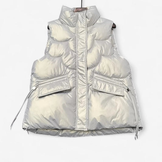 Selene – Ermeløs Jakke med Ståkrage og Sidelommer