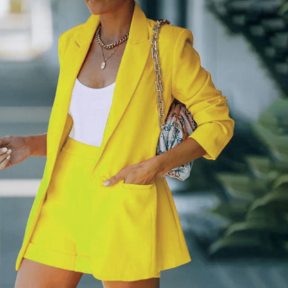 Sophia - Chic blazer og shorts med knappedetaljer