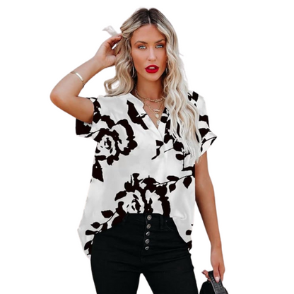 Brittany – Avslappet kortermet bluse med plissert V-hals og knappedetalj