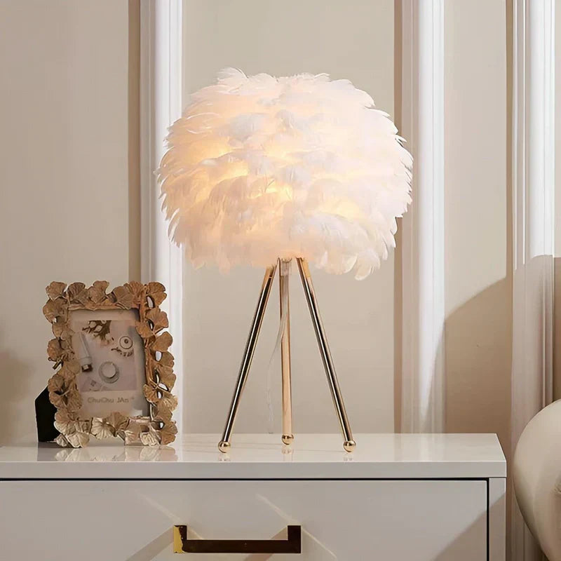 FeatherLuxe - Myk glødende fjærlampe for elegant belysning