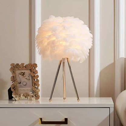 FeatherLuxe - Myk glødende fjærlampe for elegant belysning